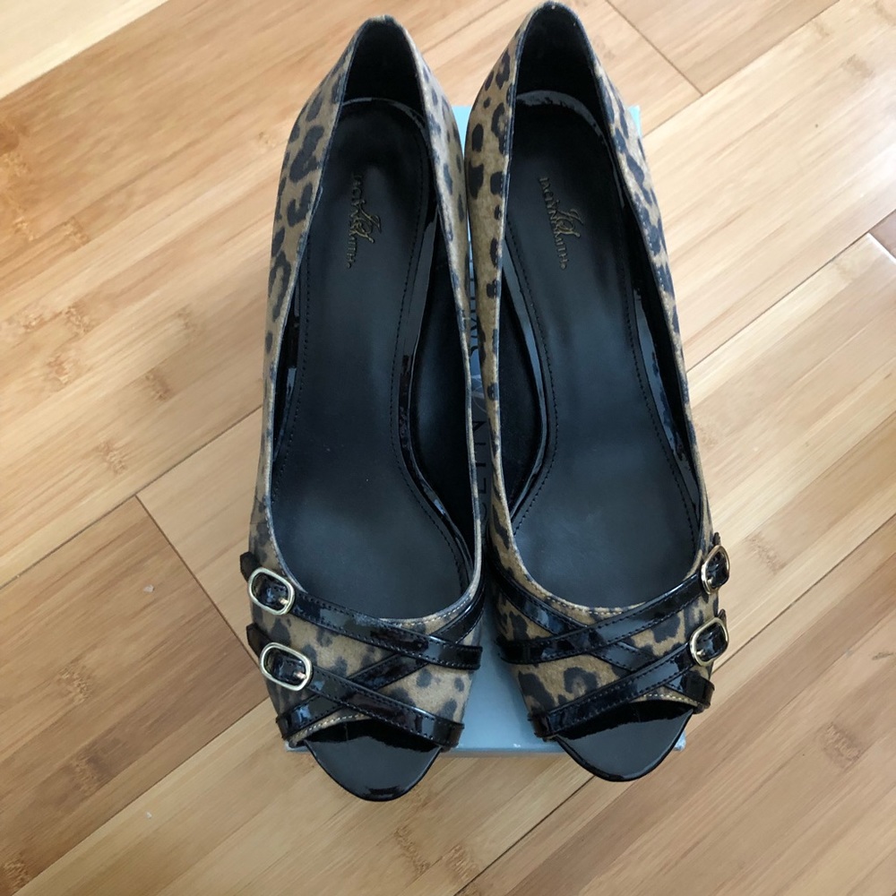 Jacklyn Smith  leopard print open toe shoes
